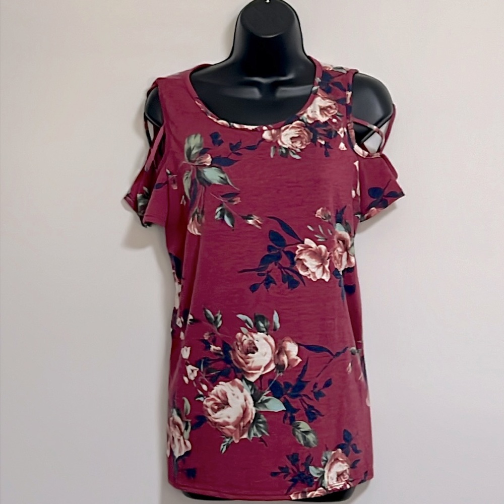 🌻3/$15 BomBom Boutique Cold Shoulder Floral Top. Size Large, burgundy color.
